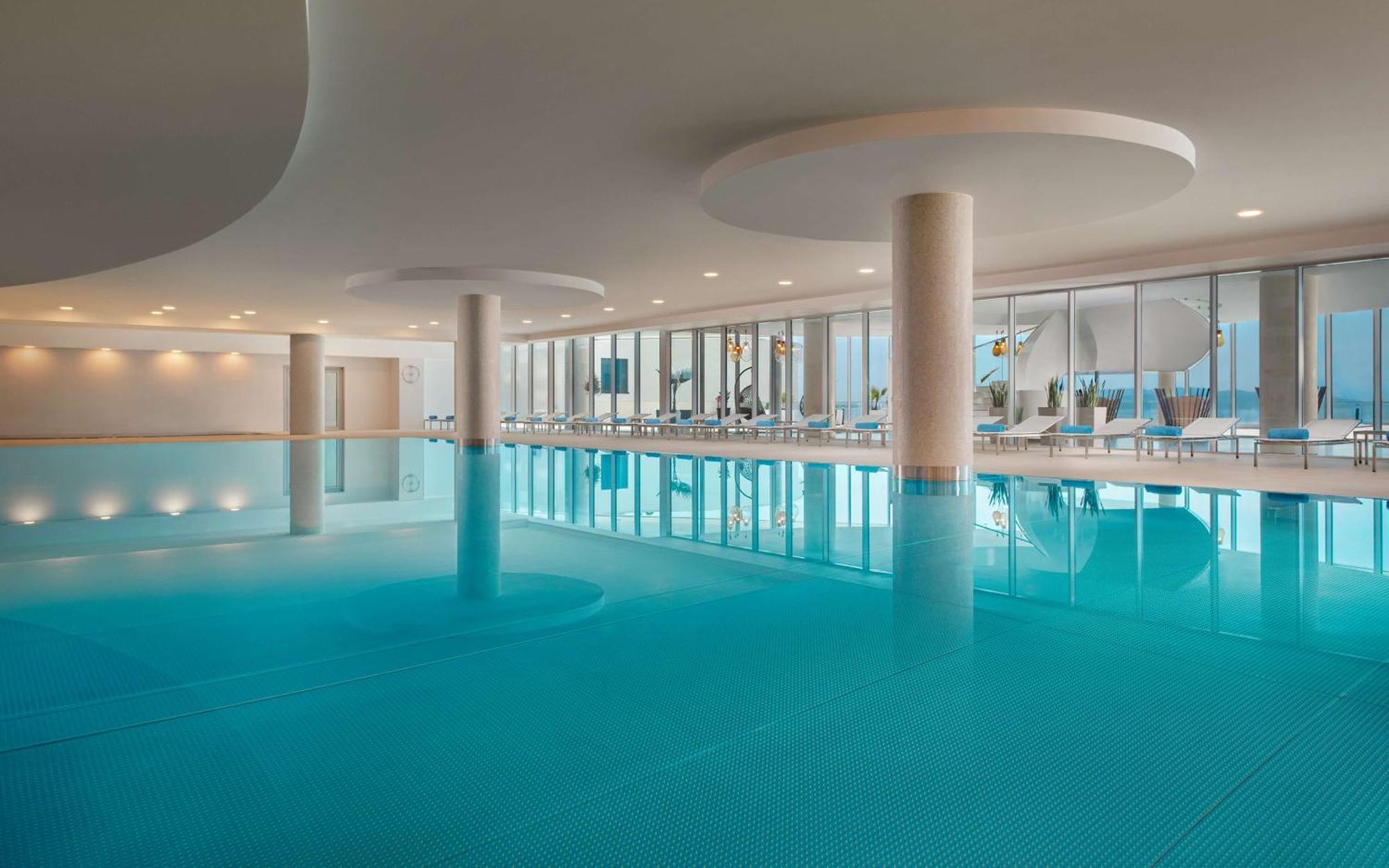 Hilton Rijeka Costabella Beach Resort And Spa Exteriör bild The swimming pool at the hotel