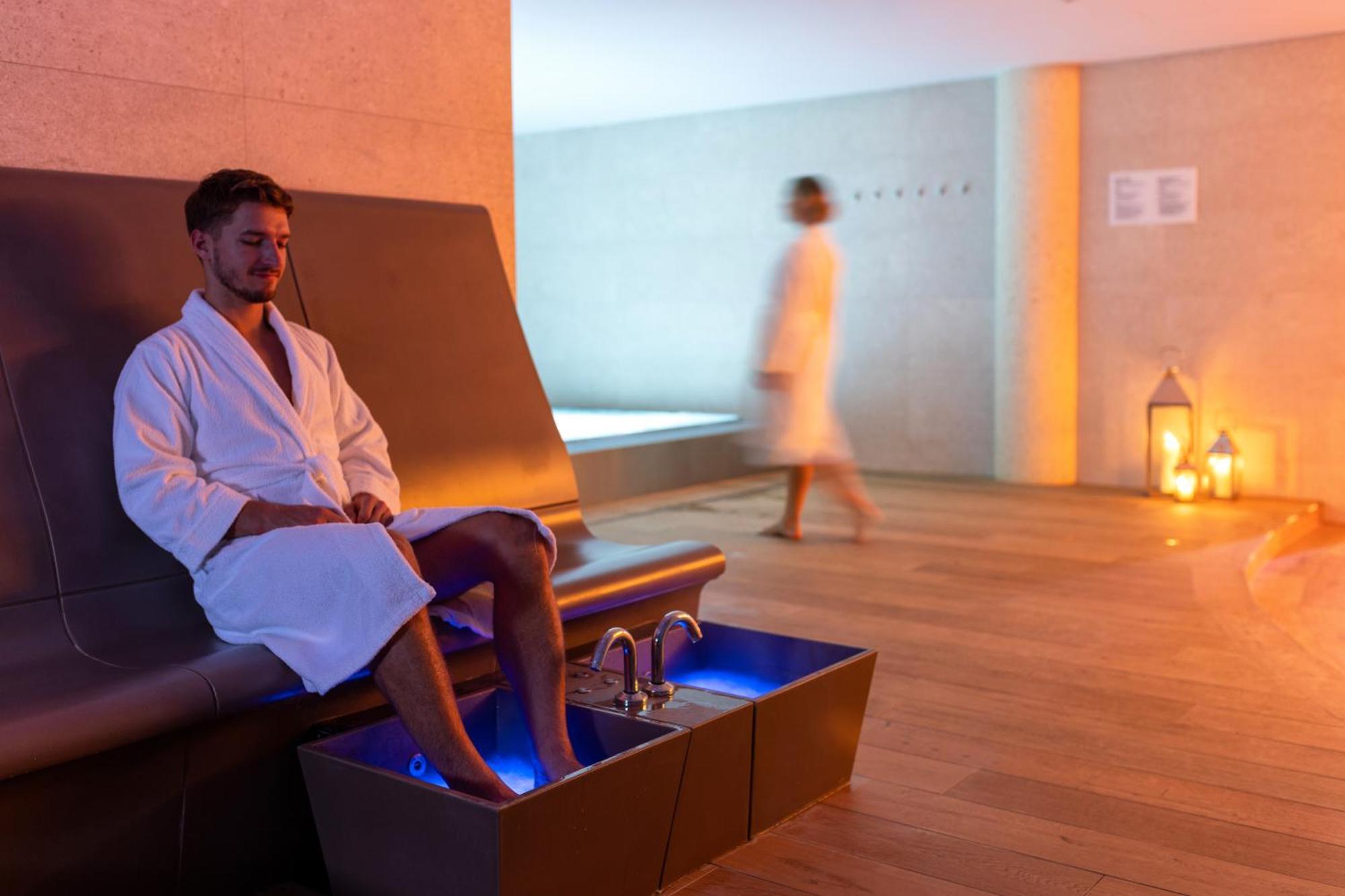 Hilton Rijeka Costabella Beach Resort And Spa Exteriör bild A foot bath