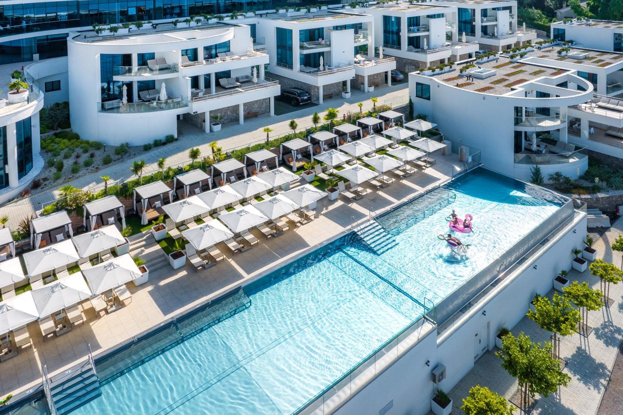Hilton Rijeka Costabella Beach Resort And Spa Exteriör bild The hotel's rooftop pool