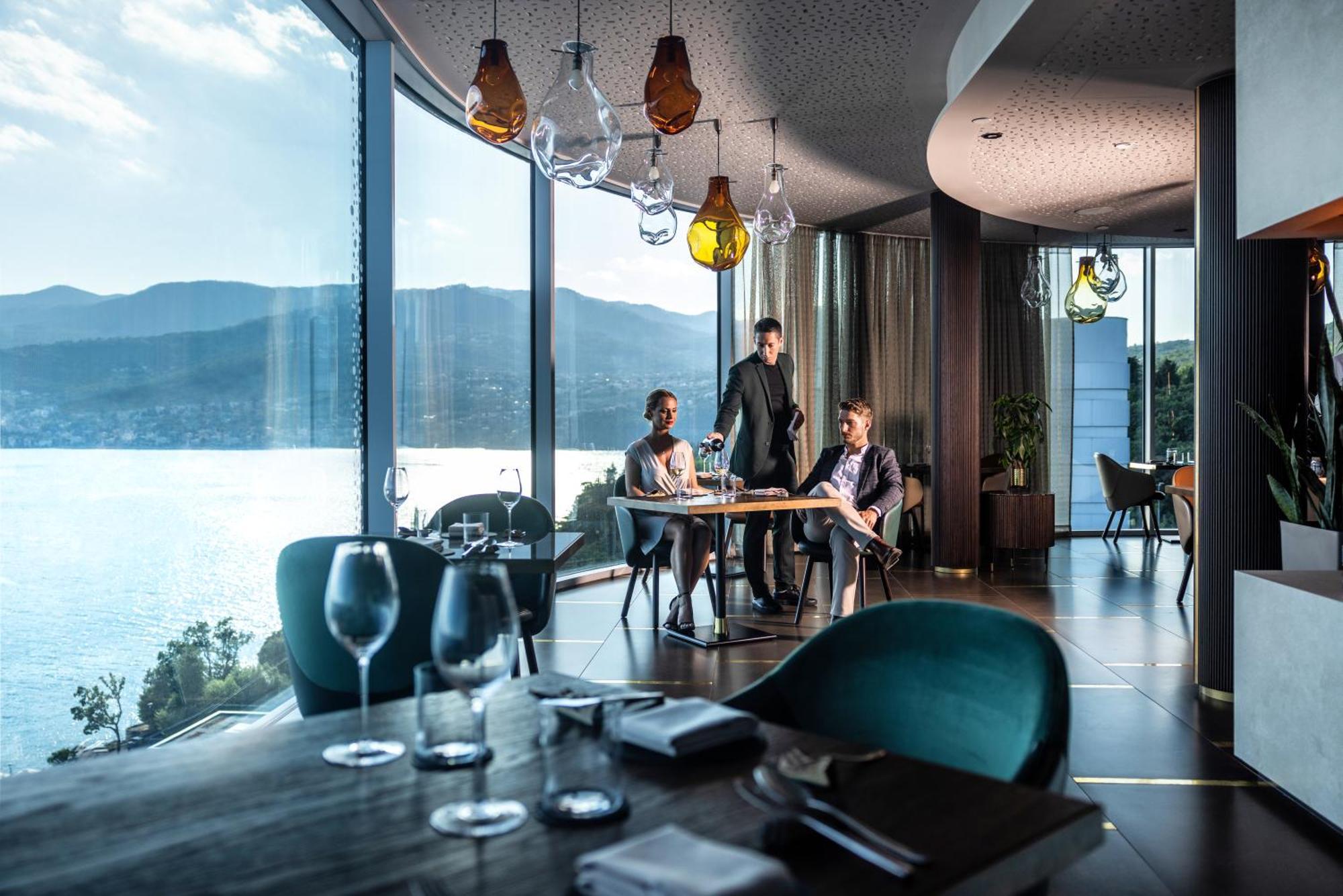 Hilton Rijeka Costabella Beach Resort And Spa Exteriör bild Restaurant 1705