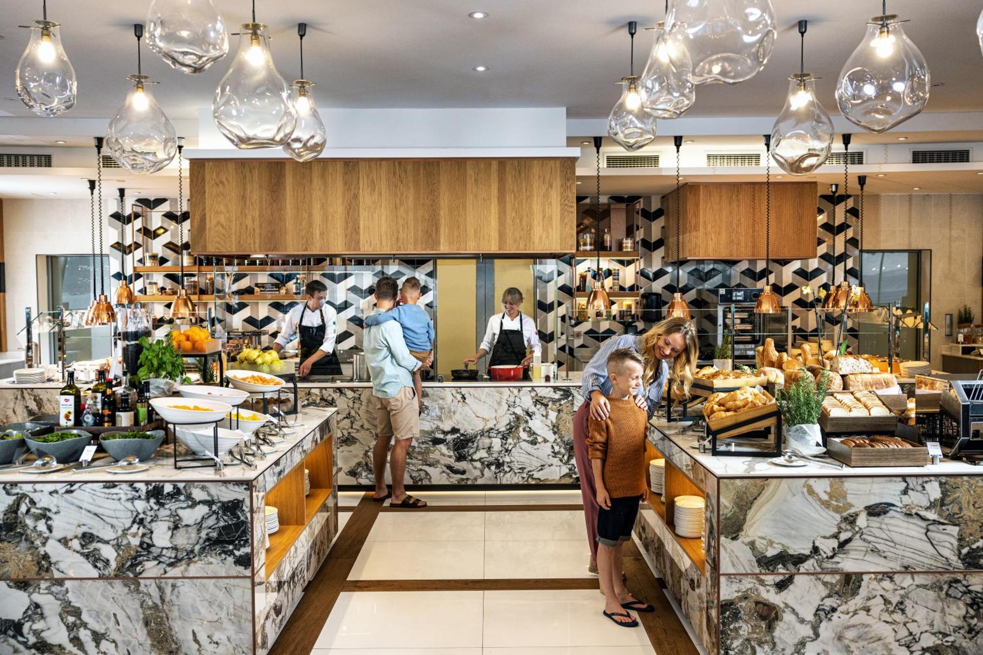 Hilton Rijeka Costabella Beach Resort And Spa Exteriör bild The buffet at the lounge