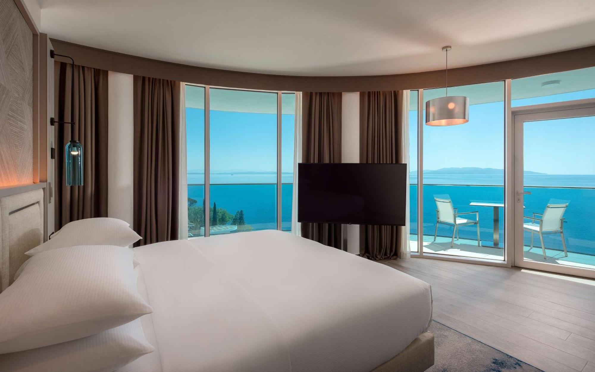 Hilton Rijeka Costabella Beach Resort And Spa Exteriör bild Suite
