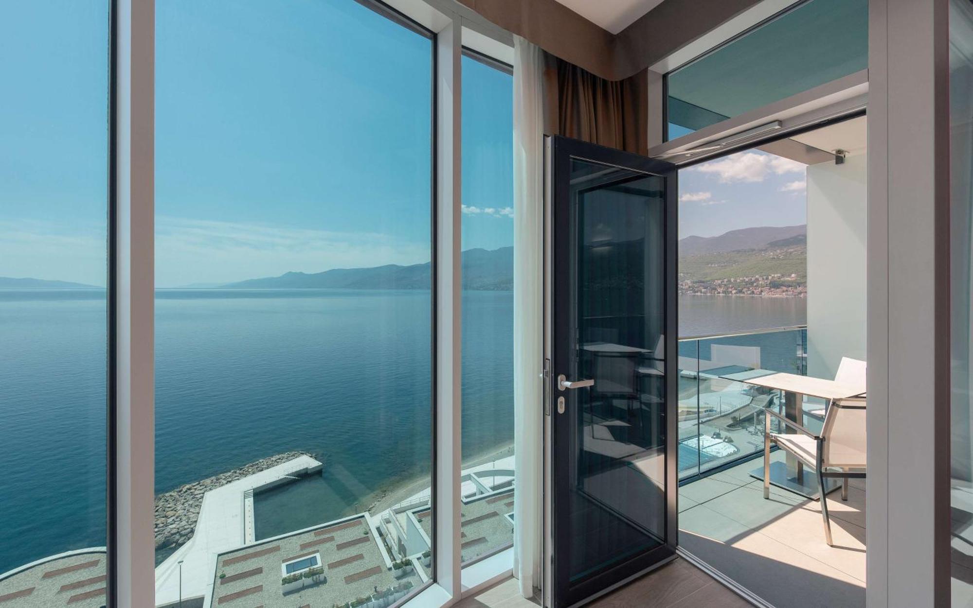 Hilton Rijeka Costabella Beach Resort And Spa Exteriör bild