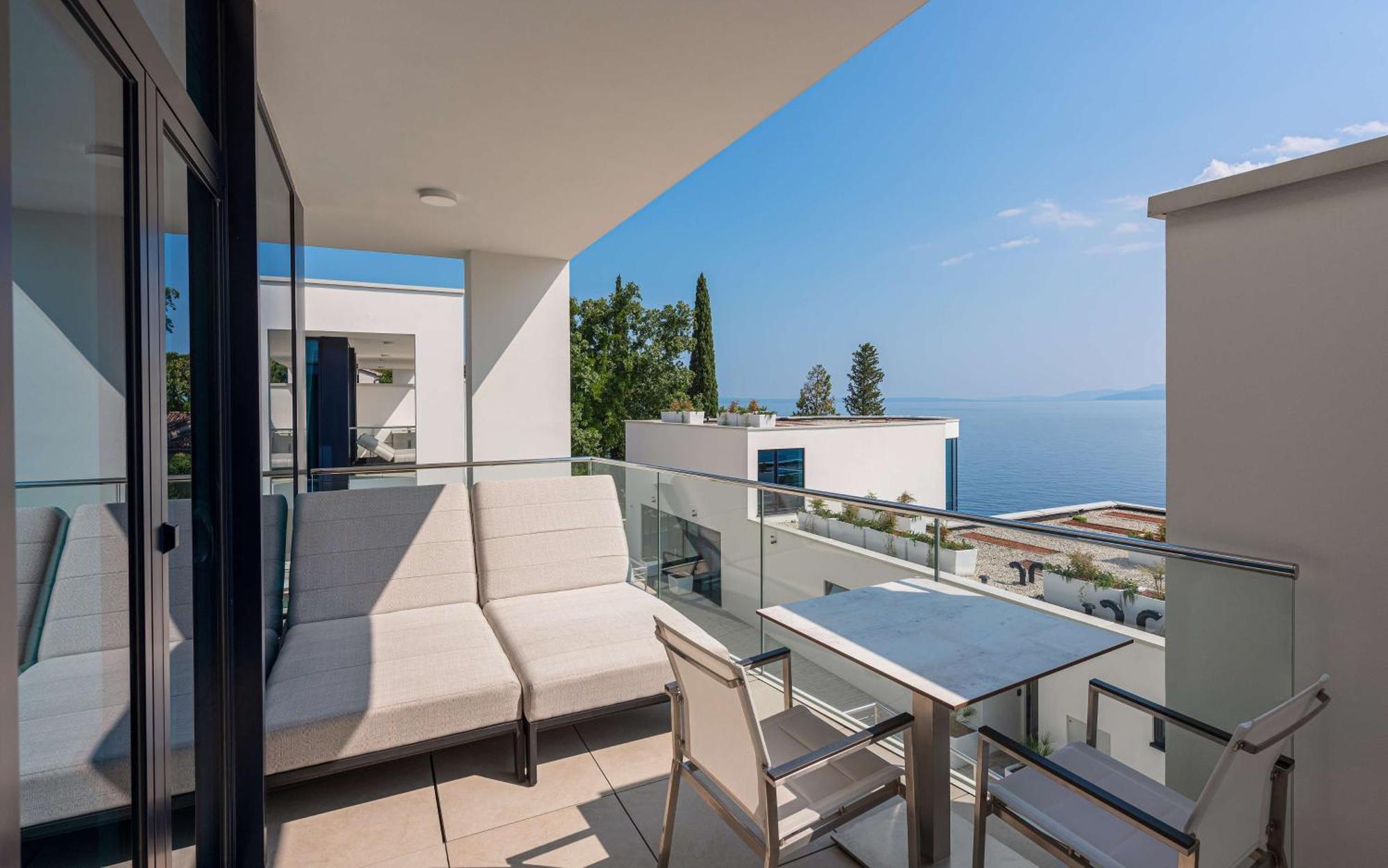 Hilton Rijeka Costabella Beach Resort And Spa Exteriör bild